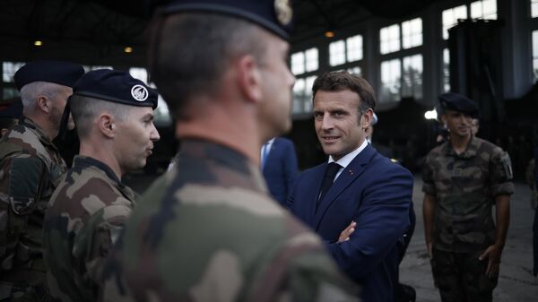 Президент Франции Эммануэль Макрон разговаривает с французскими солдатами 