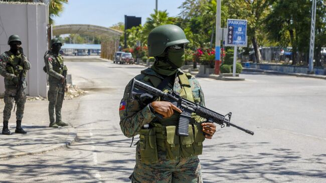 Военные охраняют вход в международный аэропорт в Порт-о-Пренсе, Гаити