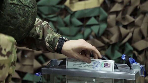 Военнослужащий Вооруженных сил РФ голосует на досрочных выборах президента РФ в зоне проведения специальной военной операции на территории Донецкой Народной Республики