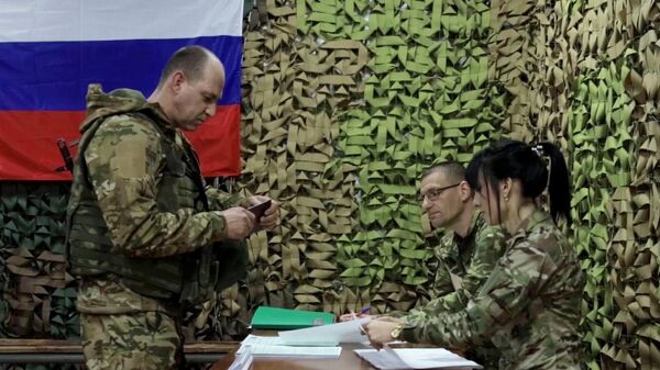 Военнослужащий Вооруженных сил РФ голосует на досрочных выборах президента РФ в зоне проведения специальной военной операции