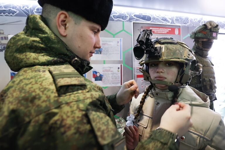 Участница военно-патриотического движения Юнармия примеряет тактический шлем с прибором ночного видения в одном из вагонов тематического поезда Минобороны РФ Сила в правде в Краснодаре. Мероприятия акции пройдут на 75 железнодорожных станциях в 67 субъектах Российской Федерации по маршруту следования поезда