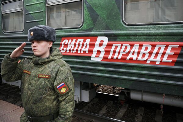 Военнослужащий вооруженных сил РФ возле тематического поезда Минобороны РФ Сила в правде в Краснодаре