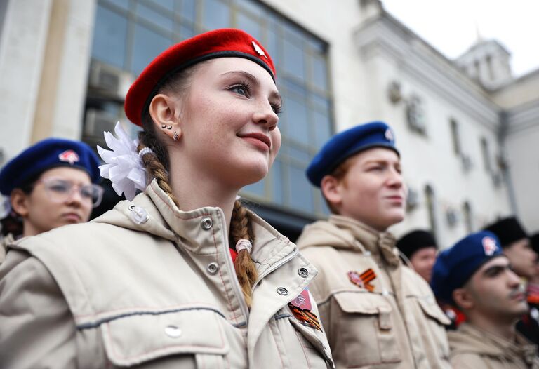 Участники военно-патриотического движения Юнармия во время акции Сила в правде в Краснодаре