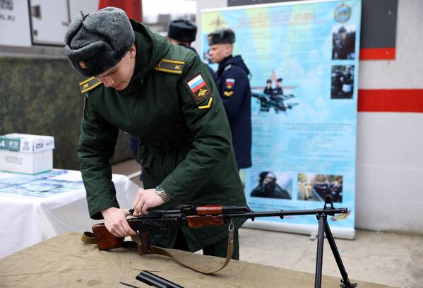 Курсант военного училища разбирает автомат в рамках проведения акции Сила в правде в Краснодаре