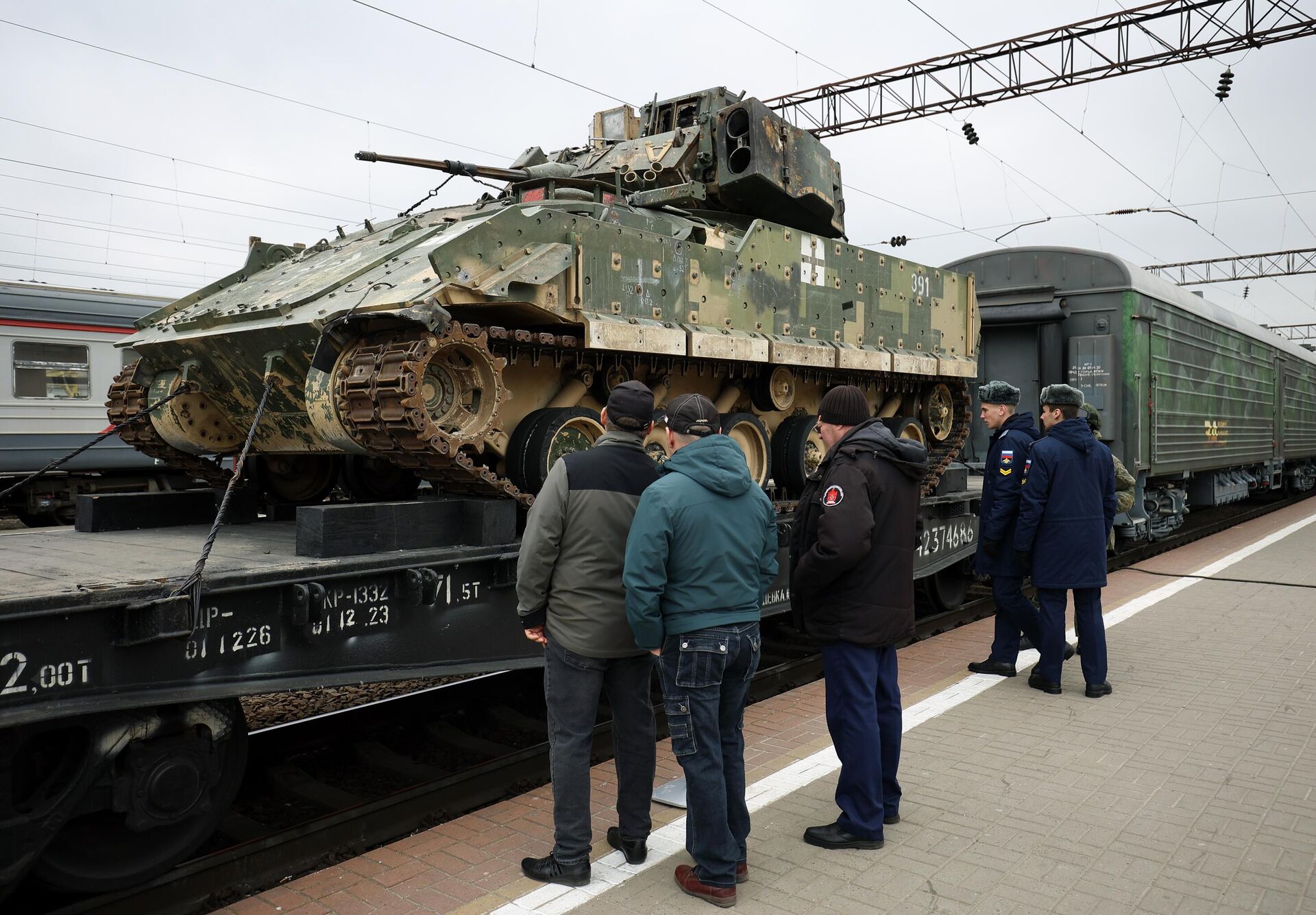 Посетители осматривают боевую машину пехоту М2 Брэдли ВСУ, захваченную вооруженными силами РФ в ходе специальной военной операции на Авдеевском направлении, на платформе тематического поезда Минобороны РФ Сила в правде в Краснодаре - РИА Новости, 1920, 10.06.2024