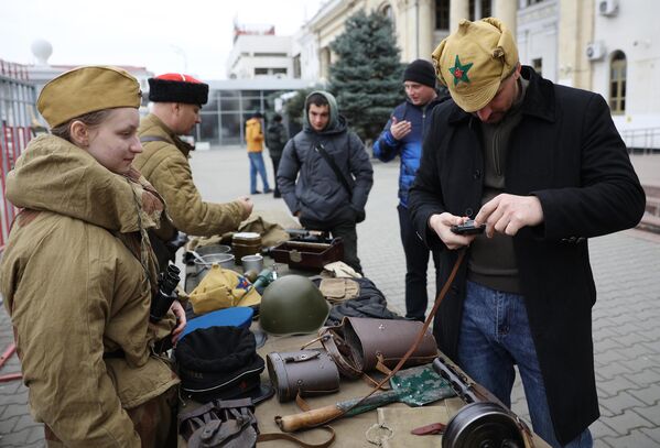 Посетители знакомятся с образцами оружия времен Великой Отчечтвенной войны в рамках акции Сила в правде в Краснодаре