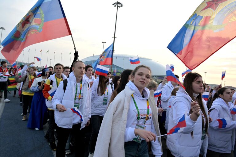 Участники фестиваля во время шествия молодежи стран мира на федеральной территории Сириус