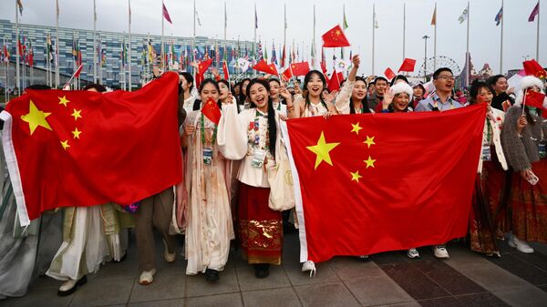 Участники фестиваля из Китая во время шествия молодежи стран мира на федеральной территории Сириус