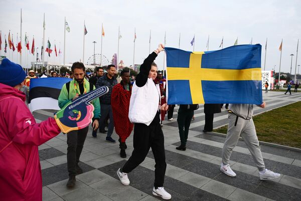 Участники фестиваля из Швеции во время шествия молодежи стран мира на федеральной территории Сириус