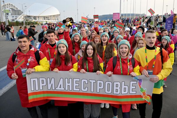 Участники фестиваля из Приднестровья во время шествия молодежи стран мира на федеральной территории Сириус