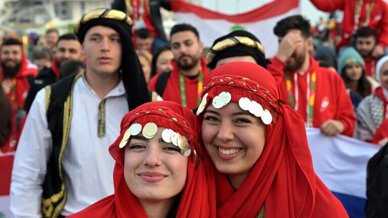 Участники фестиваля во время шествия молодежи стран мира на федеральной территории Сириус