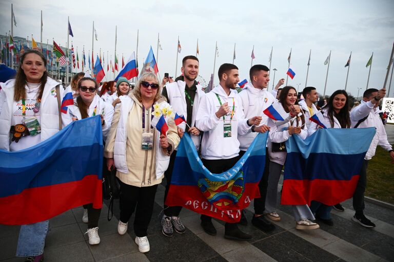 Участники фестиваля из ЛНР во время шествия молодежи стран мира на федеральной территории Сириус