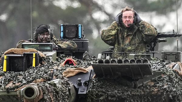Министр обороны Германии Борис Писториус на танке Leopard 2. Архивное фото
