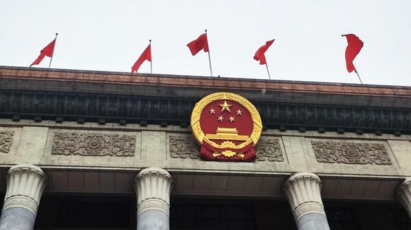 Китайские флаги на правительственном здании в Пекине