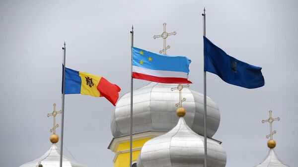 Флаги Молдовы и Гагаузии на фоне русской православной церкви в Комрате