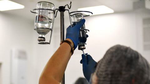 Медсестра устанавливает капельницу Медсестра устанавливает капельницу