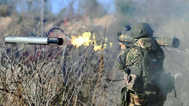 Военнослужащий ВС РФ стреляет из реактивного пехотного огнемета РПО-А Шмель