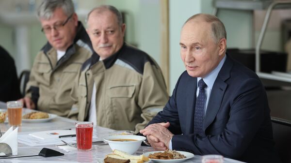  Президент РФ Владимир Путин во время встречи с сотрудниками тепличного комплекса ООО Солнечный дар в Ставрополе