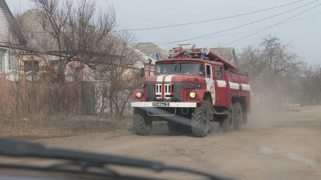 Расчет МЧС, прибывший на место обстрела в городе Кременная в ЛНР