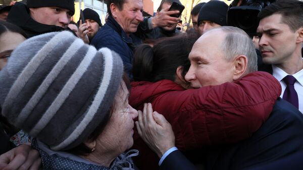 Жительницы Ставрополя расцеловали Путина при встрече