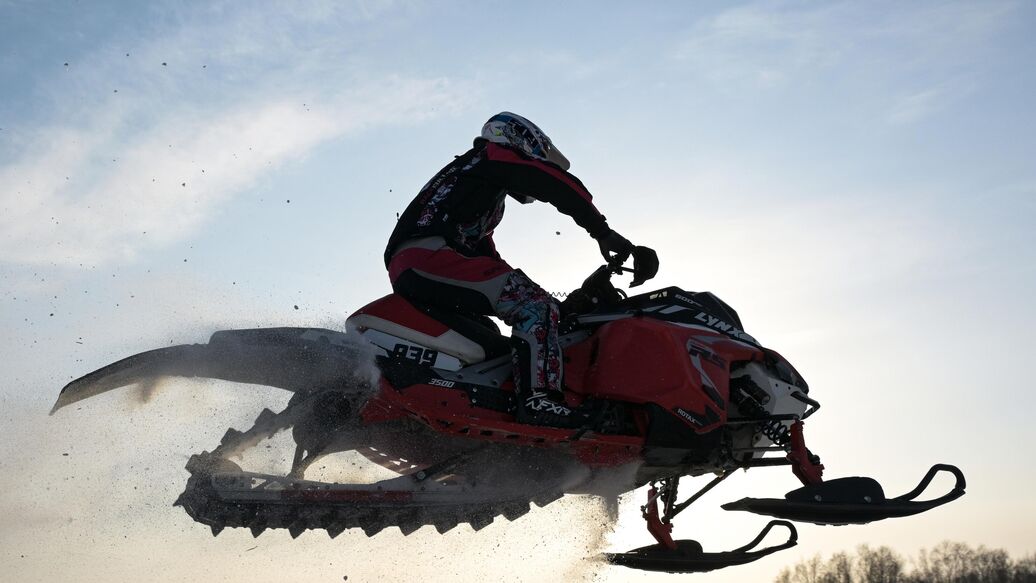 © РИА Новости / Александр КряжевПерейти в медиабанк<br>Спортсмен во время заезда на соревнованиях по кроссу на снегоходах. Архивное фото