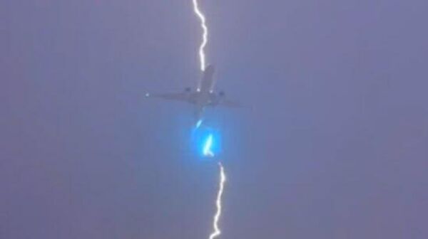 Молния ударяет в самолет, вылетевший из аэропорта Ванкувера