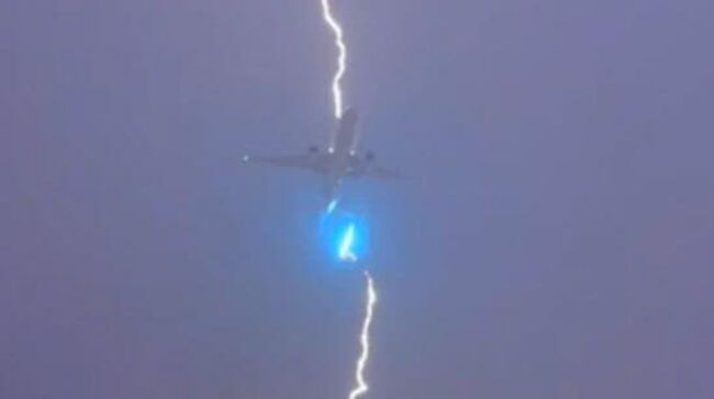 Молния ударяет в самолет, вылетевший из аэропорта Ванкувера