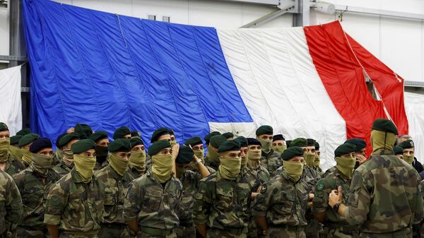 Солдаты французского подразделения специального назначения ВМС Франции ждут президента Франции Эммануэля Макрона в Сен-Мандрье-сюр-Мер  на юге Франции