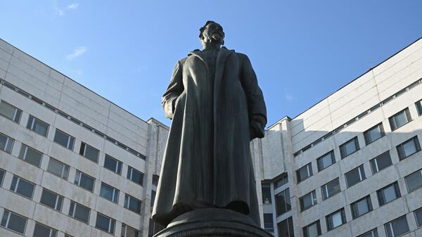 Памятник Феликсу Эдмундовичу Дзержинскому в штаб-квартире Службы внешней разведки РФ в Москве