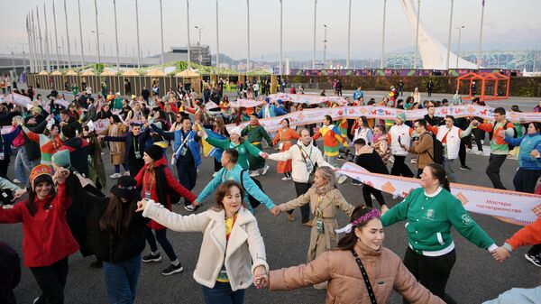 Участники Хоровода Дружбы на всемирном фестивале молодежи на федеральной территории Сириус. 5 марта 2024