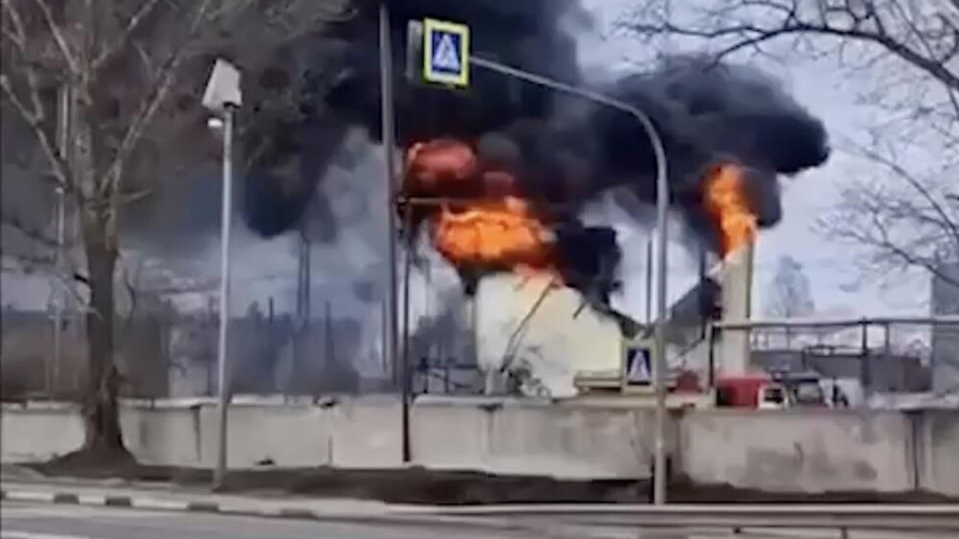 Пожар на складе горюче-смазочных материалов в Железногорском районе. 6 марта 2024 - РИА Новости, 1920, 06.03.2024