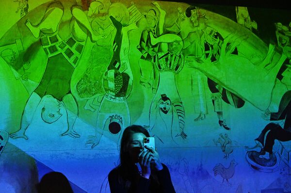 Посетительница фотографирует в зале Марка Шагала - части выставки Еврейский авангард. Шагал, Альтман, Штеренберг и другие в Еврейском музее и центре толерантности в Москве