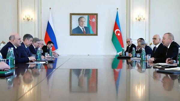 Председатель правительства РФ Михаил Мишустин и президент Азербайджана Ильхам Алиев  во время встречи в Баку в расширенном составе