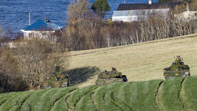 Танки норвежских и немецких войск во время учений НАТО Trident Juncture 2018 в Норвегии