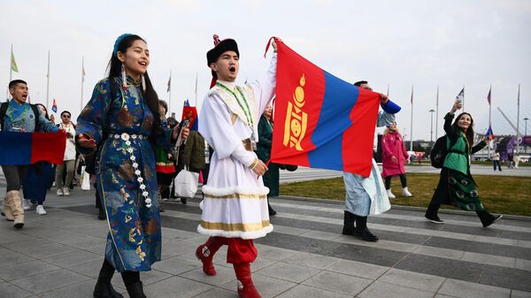 Участники фестиваля из Монголии во время шествия молодежи стран мира на федеральной территории Сириус