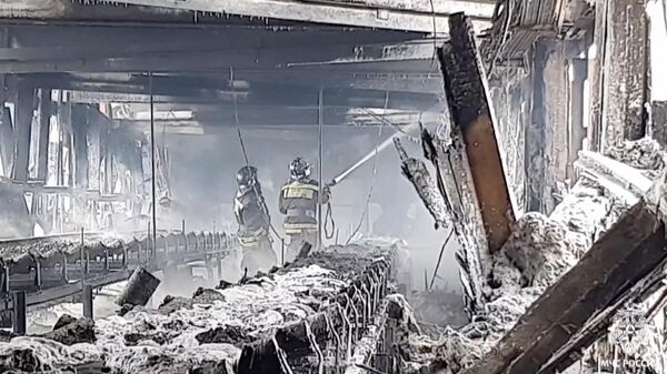 Пожарные во время тушения пожара на Шагонарской ТЭЦ в Туве. 6 марта 2024