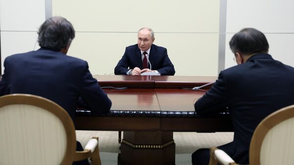 Владимир Путин во время встречи с Рафаэлем Гросси