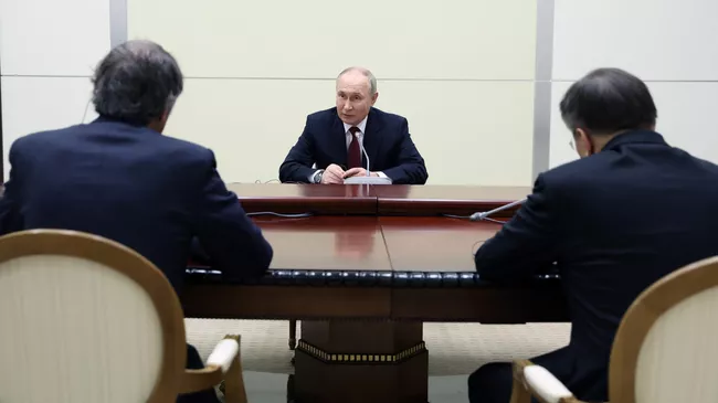Владимир Путин во время встречи с Рафаэлем Гросси