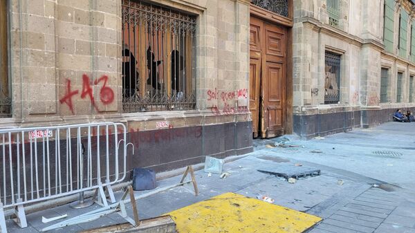 Последствия беспорядков, учиненных протестующими в Мехико. 6 марта 2024