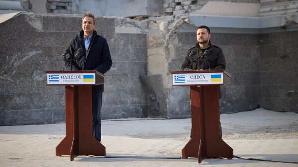 Премьер Греции Кириакос Мицотакис и президент Украины Владимир Зеленский во время пресс-конференции в Одессе
