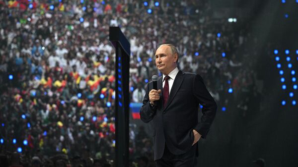 Президент РФ Владимир Путин на церемонии закрытия Всемирного фестиваля молодежи