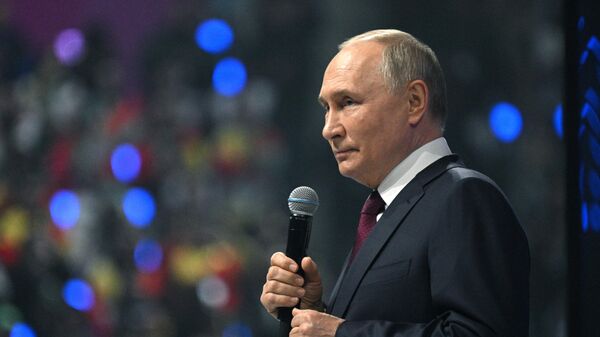 Президент России Владимир Путин выступает на церемонии закрытия Всемирного фестиваля молодежи
