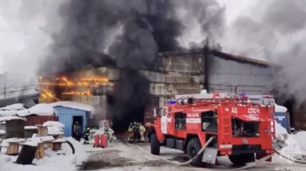 Тушение пожара на складе в Магадане 
