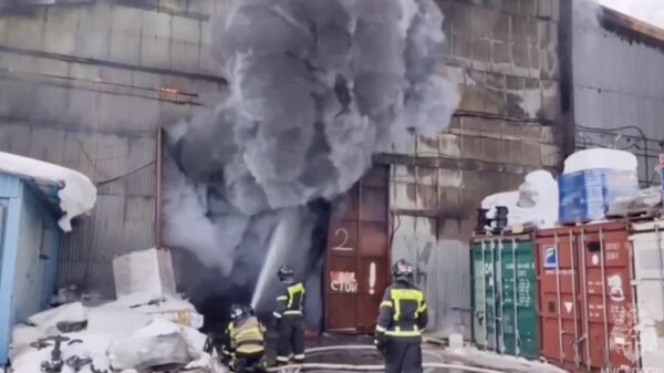 Тушение пожара на складе в Магадане 