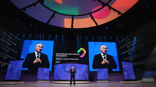 Президент РФ Владимир Путин выступает на церемонии закрытия Всемирного фестиваля молодежи