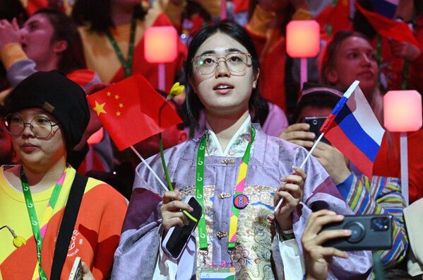 Участница из КНР на церемонии закрытия Всемирного фестиваля молодежи