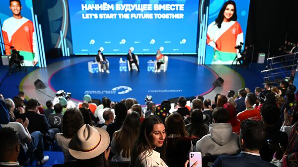 Президент РФ Владимир Путин беседует с  участниками Всемирного фестиваля молодежи на федеральной территории Сириус
