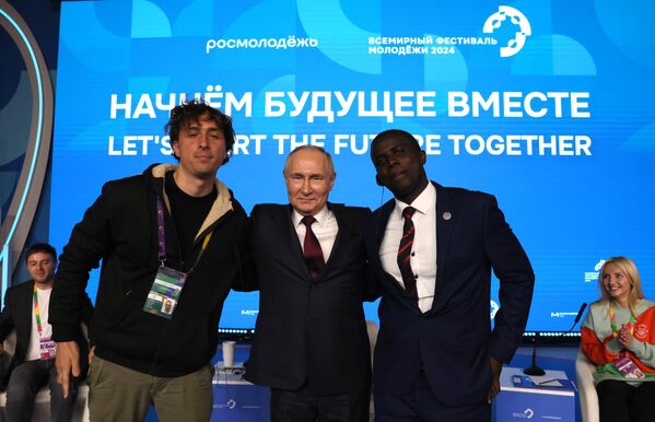  Президент РФ Владимир Путин фотографируется с участниками Всемирного фестиваля молодёжи на федеральной территории Сириус