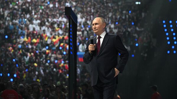 Президент РФ Владимир Путин выступает на церемонии закрытия Всемирного фестиваля молодежи