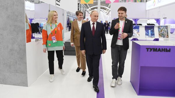 Президент РФ Владимир Путин осматривает выставочное пространство Международный аэропорт Всемирного фестиваля молодежи на федеральной территории Сириус